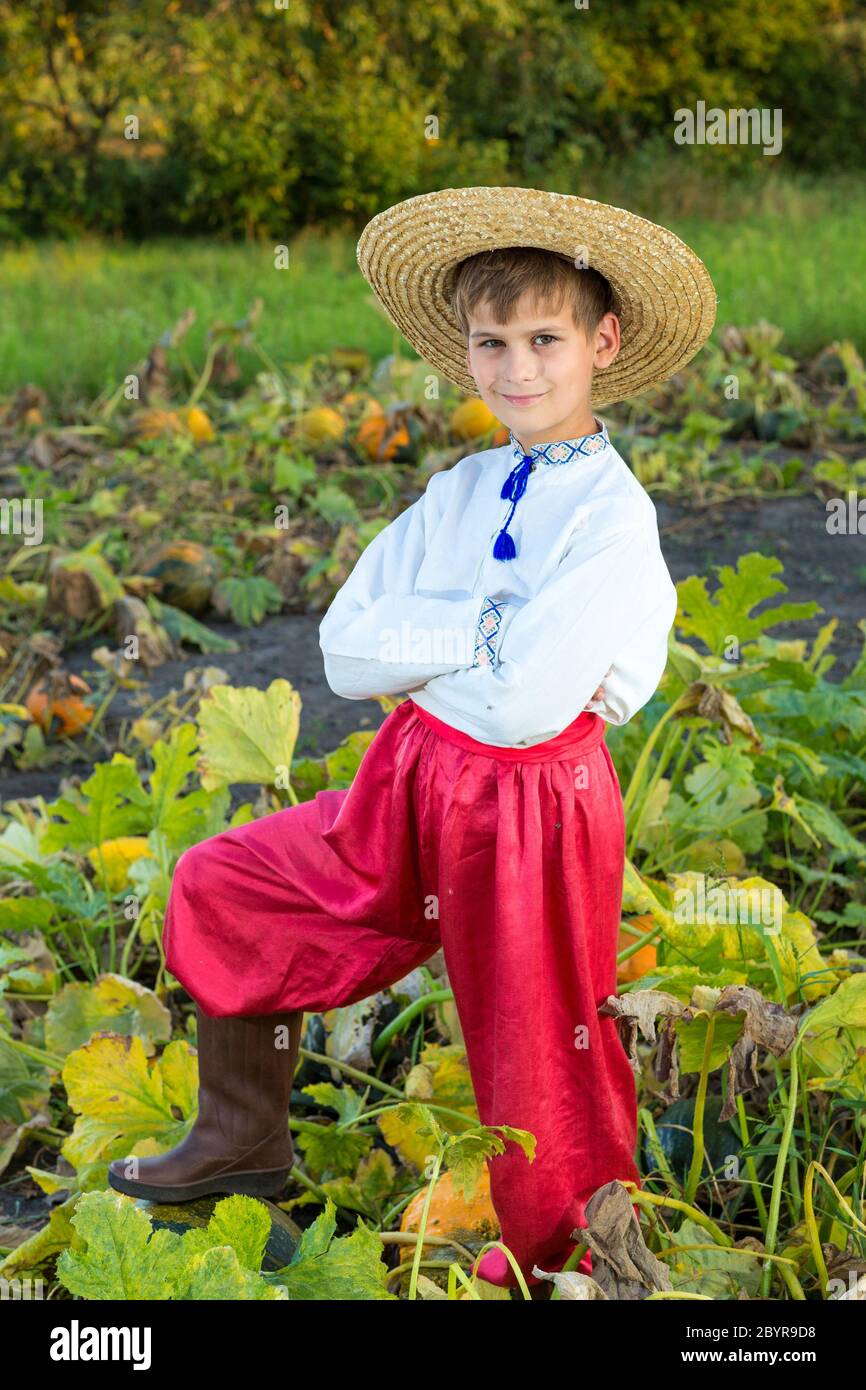 Nettes Kind in traditionellen ukrainischen Kleidung im Freien Stockfoto