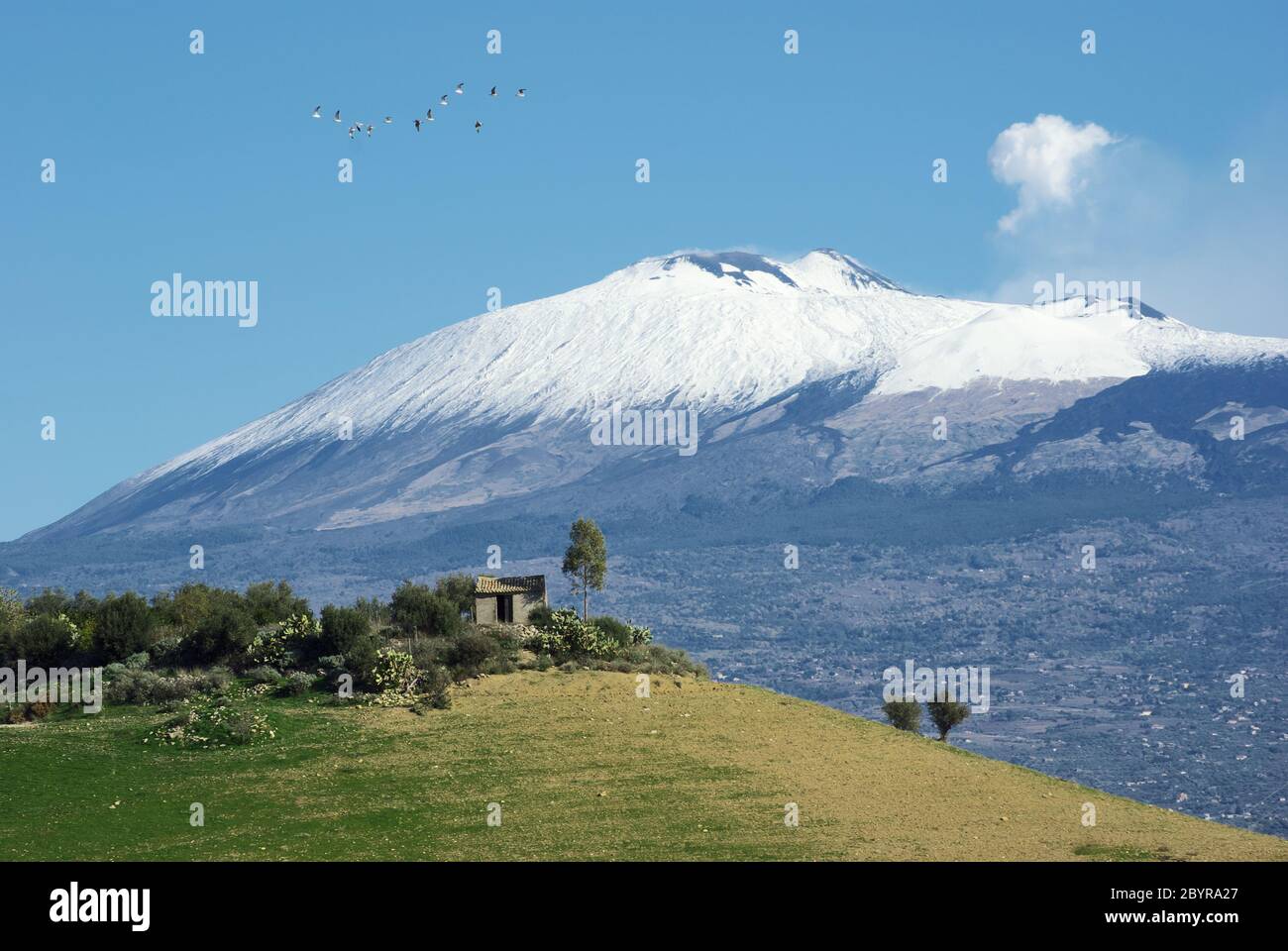 Ätna Vulkan von Sizilien natürliche Wahrzeichen UNESCO, Haus auf einem Hügel, in den Himmel Flug von Vögeln und Puff von weißem Rauch Stockfoto