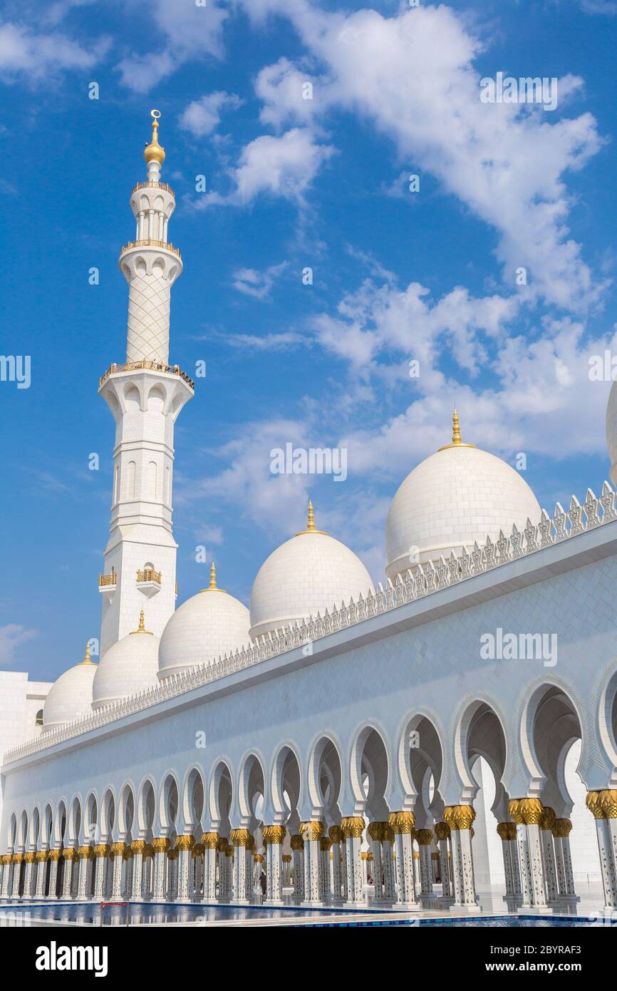 Flur mit golden verzierten Säulen am Eingang der weltberühmten Sheikh Sultan Zayed Moschee in Abu Dhabi VAE Stockfoto