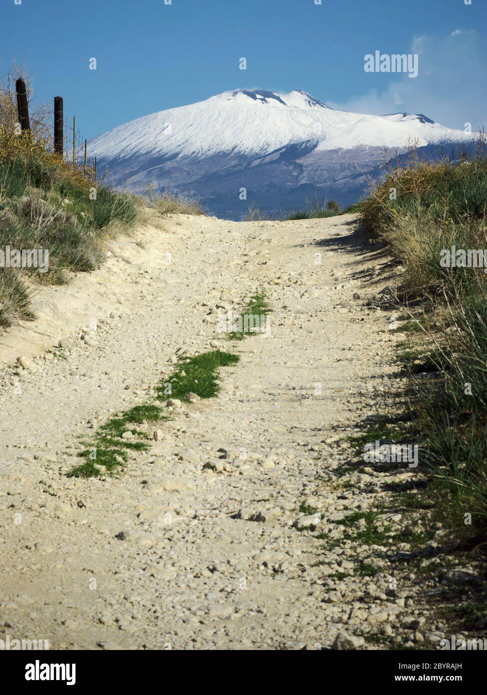 Vulkan Ätna und Feldweg in Sizilien Reisen zu natürlichen Wahrzeichen UNESCO zu sehen Stockfoto