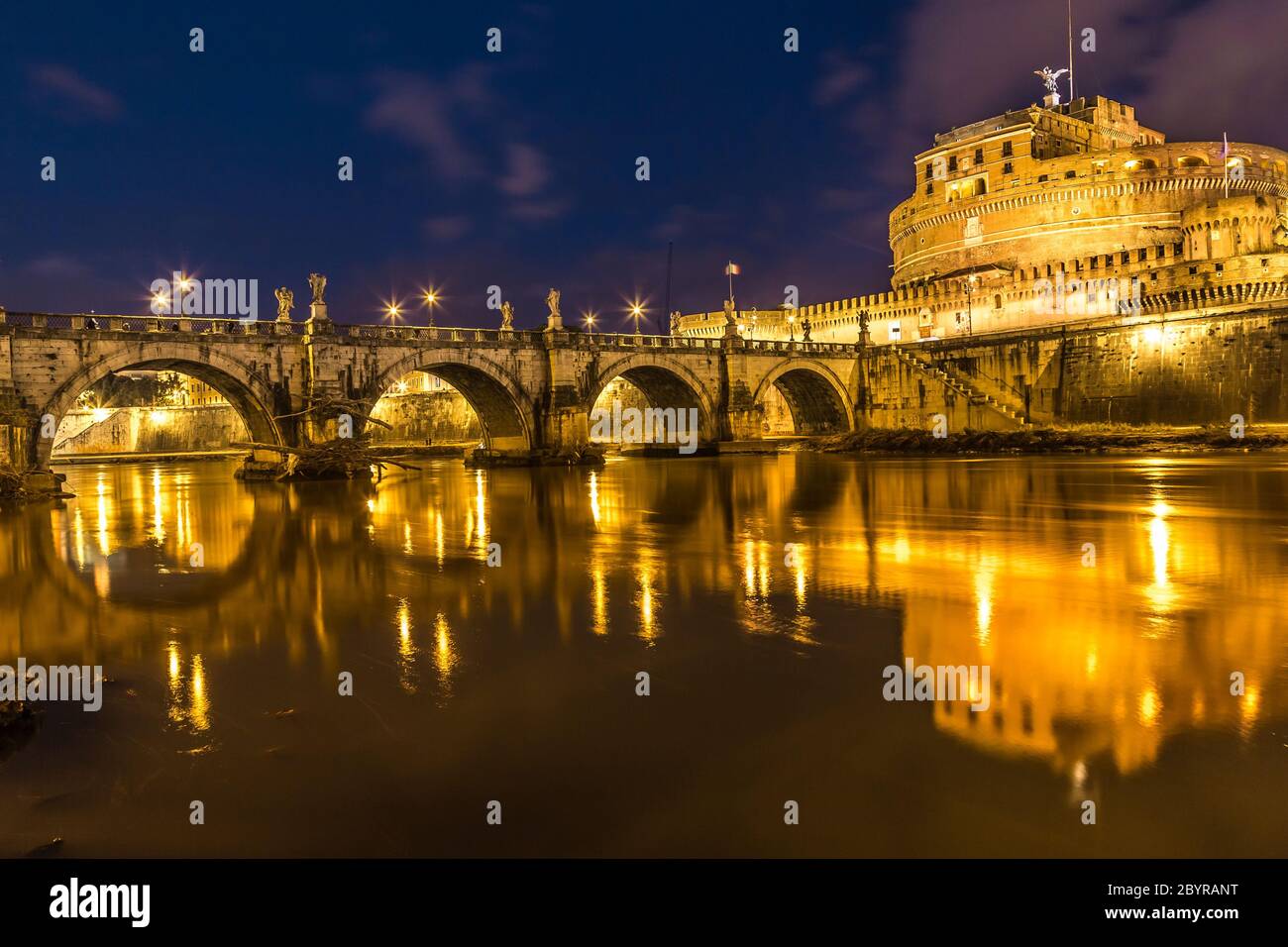 Die Nacht Blick auf die Burg und Brücke von Sant'Angelo in Rom, Italien Stockfoto