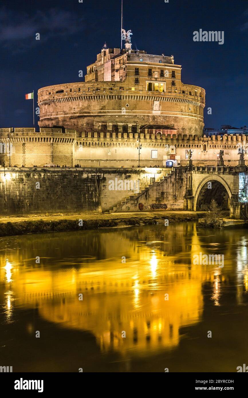 Die Nacht Blick auf die Burg und Brücke von Sant'Angelo in Rom, Italien Stockfoto