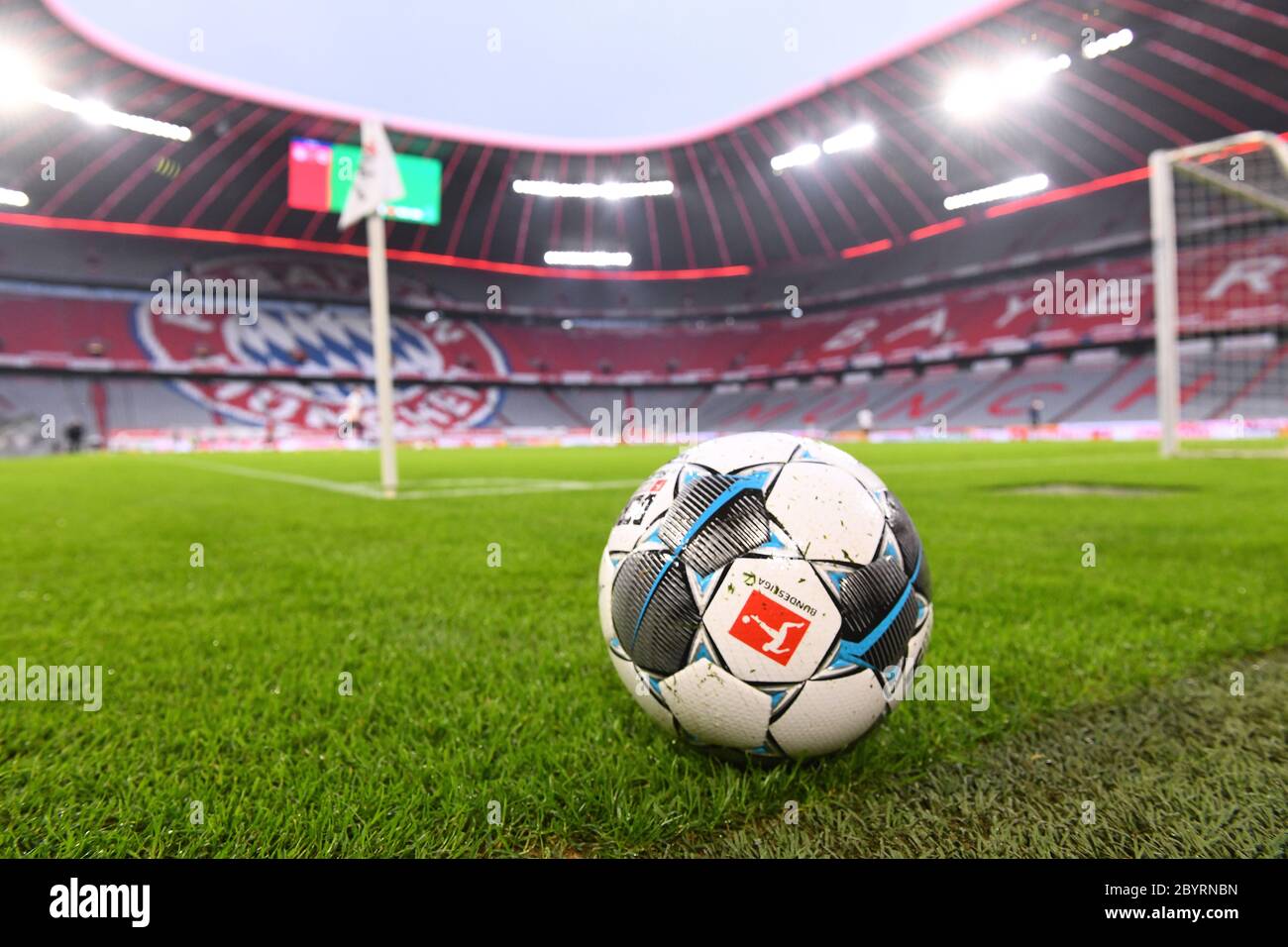 München, 10. Juni 2020 offizieller DFL Bundesliga Spielball Derbystar, Brillant APS, Spiel ,Lederball, Fußball, FC BAYERN MÜNCHEN - EINTRACHT FRANKFURT im DFB-Pokal Saison 2019/2020. Foto: © Peter Schatz / Alamy Stock Photos /Lennard Preiss/Witters/ Pool - DFL-BESTIMMUNGEN VERBIETEN JEDE VERWENDUNG VON FOTOS als BILDSEQUENZEN und/oder QUASI-VIDEO - Nationale und internationale Nachrichtenagenturen NUR zur redaktionellen Verwendung Quelle: Peter Schatz/Alamy Live News Stockfoto