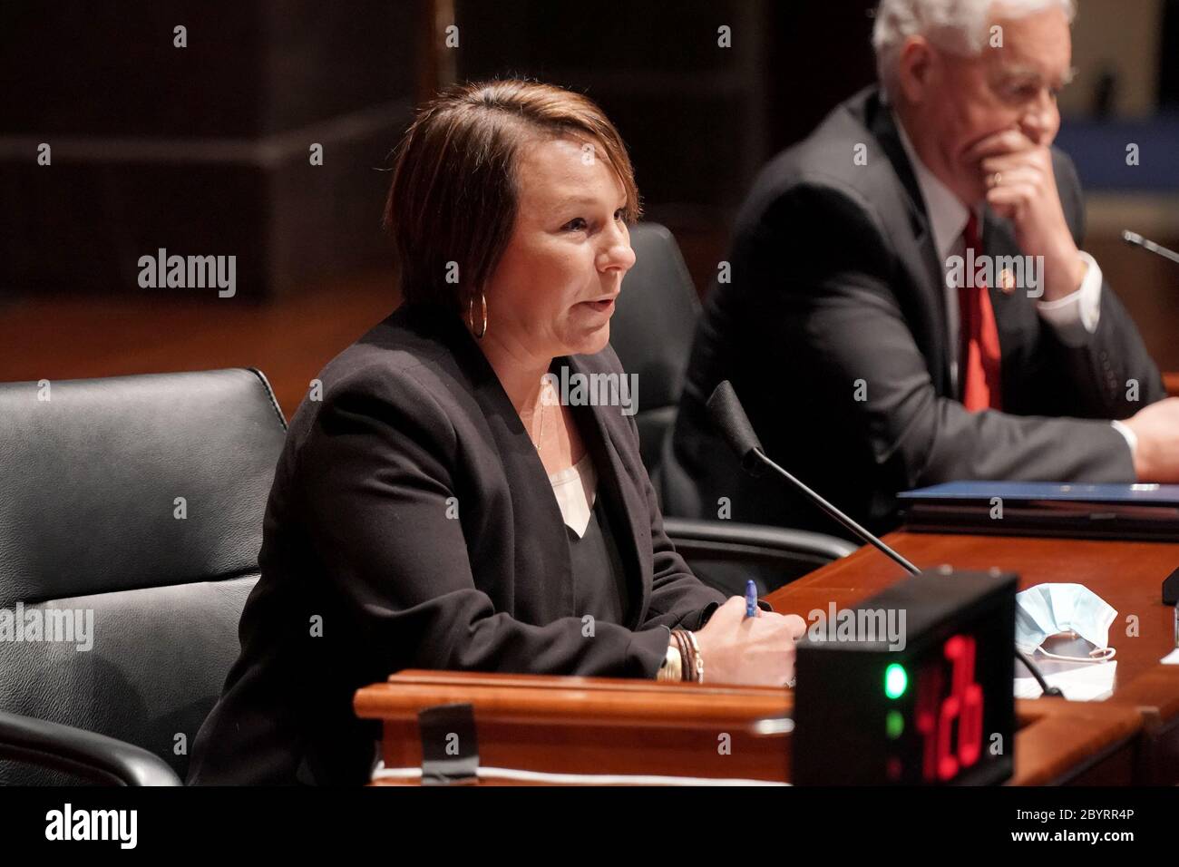Rep. Martha Roby (R-Ala.) stellt Fragen während einer Anhörung des Justizausschusses des Hauses, um Polizeibrutalität und Rassenprofilierung am Mittwoch, 10. Juni 2020 zu diskutieren.Quelle: Greg Nash/Pool via CNP Stockfoto