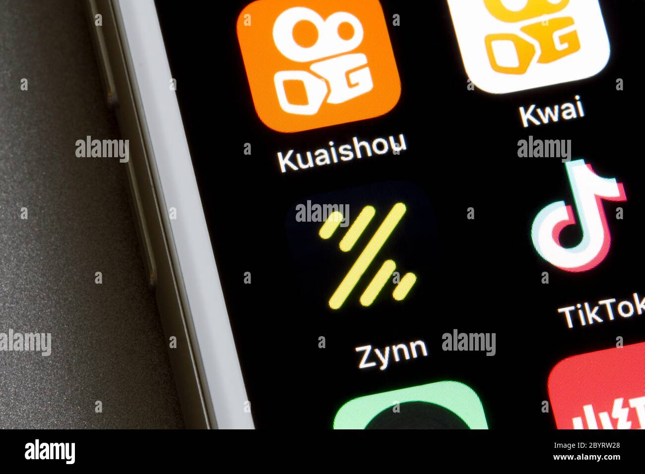Zynn Mobile App Symbol wird auf einem Smartphone gesehen. Zynn stammt aus Kuaishou, einem Rivalen des TikTok-Schöpfers Bytedance in China. Stockfoto