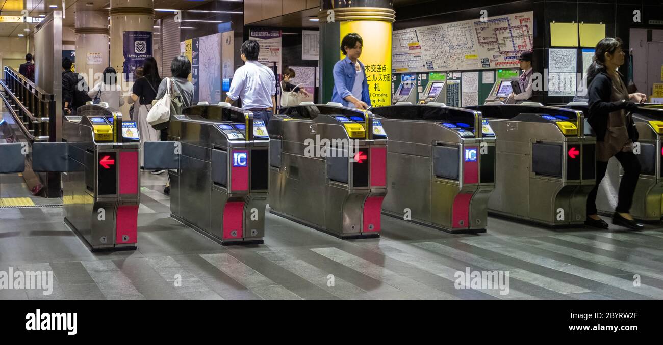 Pendler, die an einem U-Bahnsteig der Tokyo Metro vorbeifahren, Tokyo, Japan Stockfoto