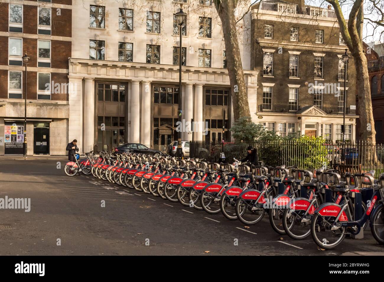 London/ Vereinigtes Königreich-26 Dezember, 2016: Fahrrad geparkt in der Straße des Soho Square in London Stockfoto