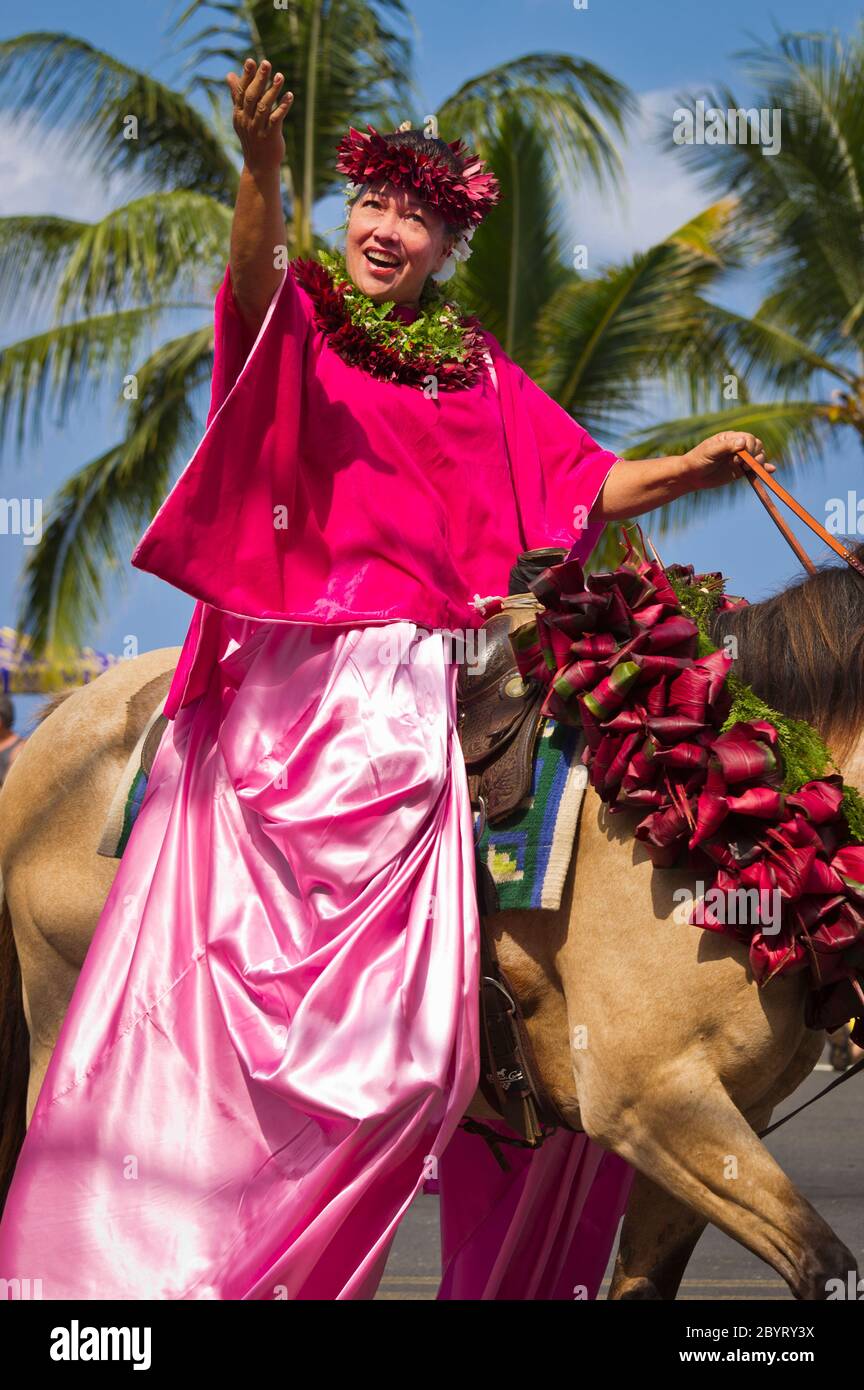 Traditionelle hawaiianische Pa'U Rider (Modell freigegeben) Reiten dekorierte Pferd (Eigentum freigegeben) in Kamehameha Day Parade i Kailua Kona, Hawaii. Stockfoto