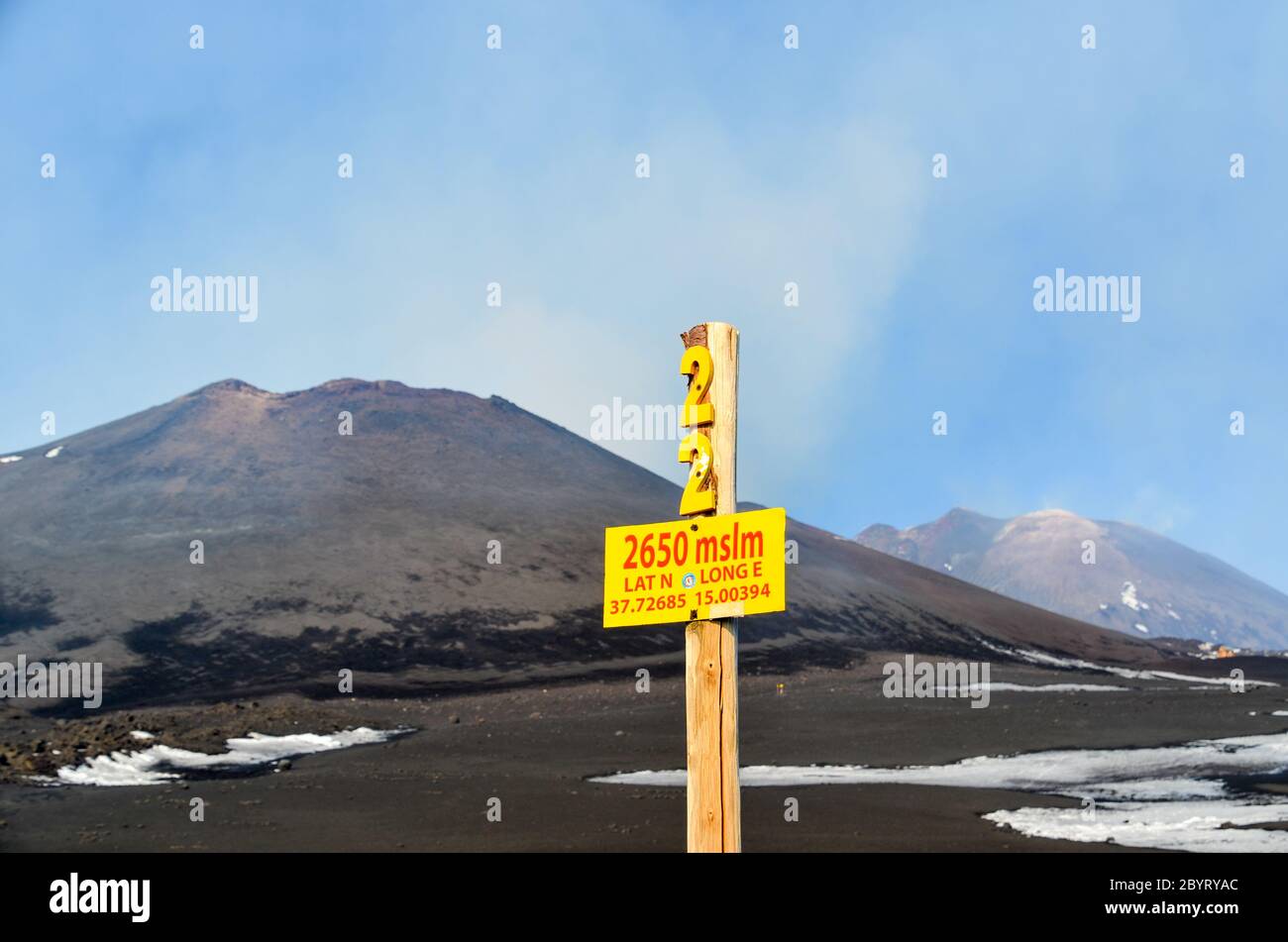 Rauch und Schnee auf dem Ätna, Sizilien, Italien, einen Tag vor dem Ausbruch im Dezember 2018, und ein Schild mit der Aufschrift 2650 Meter über dem Meeresspiegel Stockfoto
