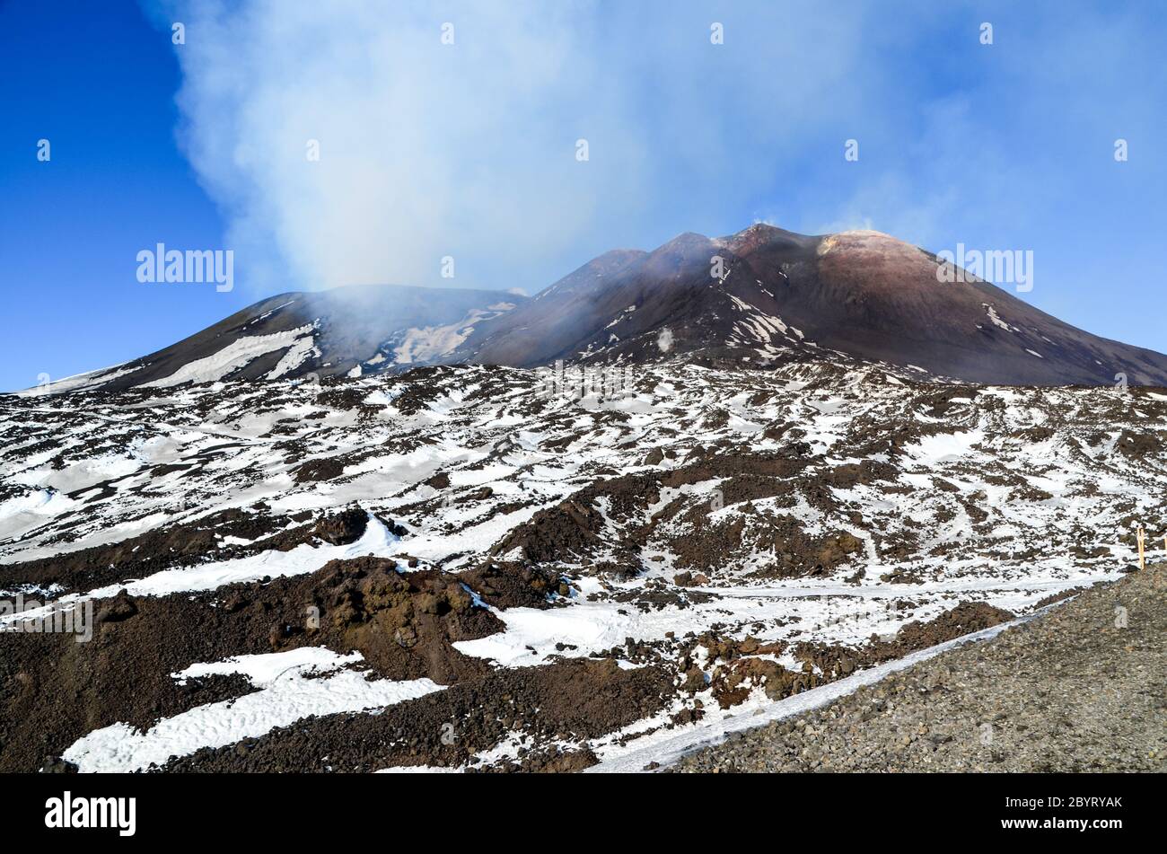 Touristen auf dem Gipfel des Ätna, Sizilien, Italien Stockfoto