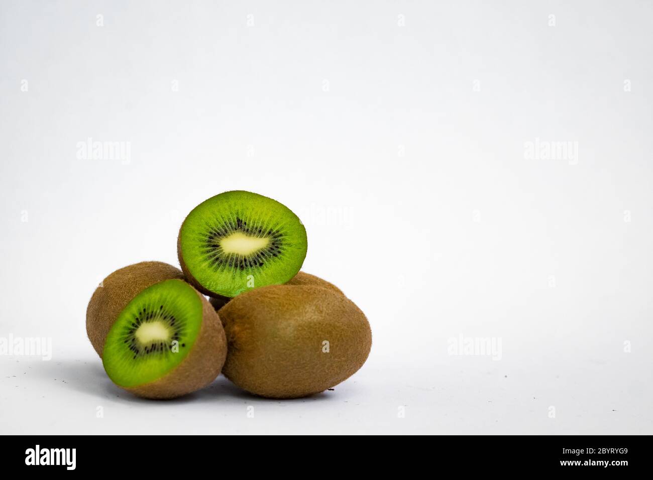 Frische und gesunde Kiwi-Früchte isoliert auf weißem Hintergrund Stockfoto