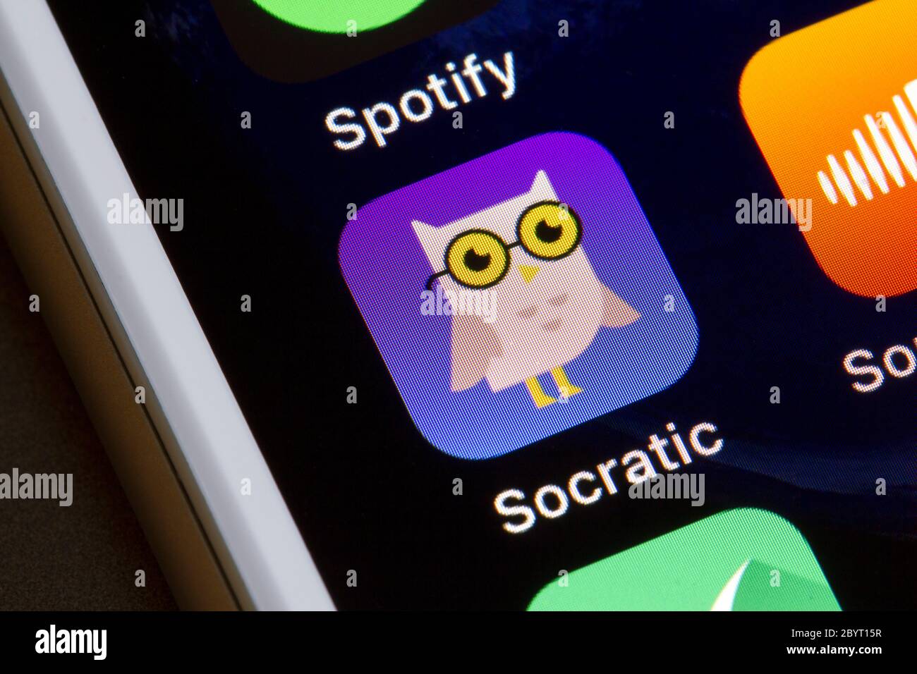 Sokratic App-Symbol ist auf einem iPhone zu sehen. Sokratic von Google nutzt KI-Technologie, um Studenten bei ihren Hausaufgaben zu helfen, indem sie Bildungsressourcen zur Verfügung stellt. Stockfoto