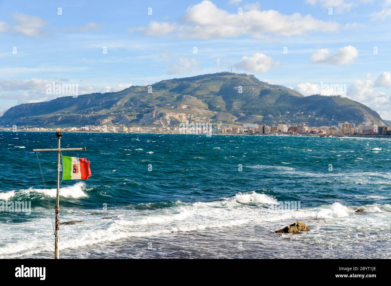 Italienische Flagge und das Meer in Trapani, Sizilien, Italien Stockfoto