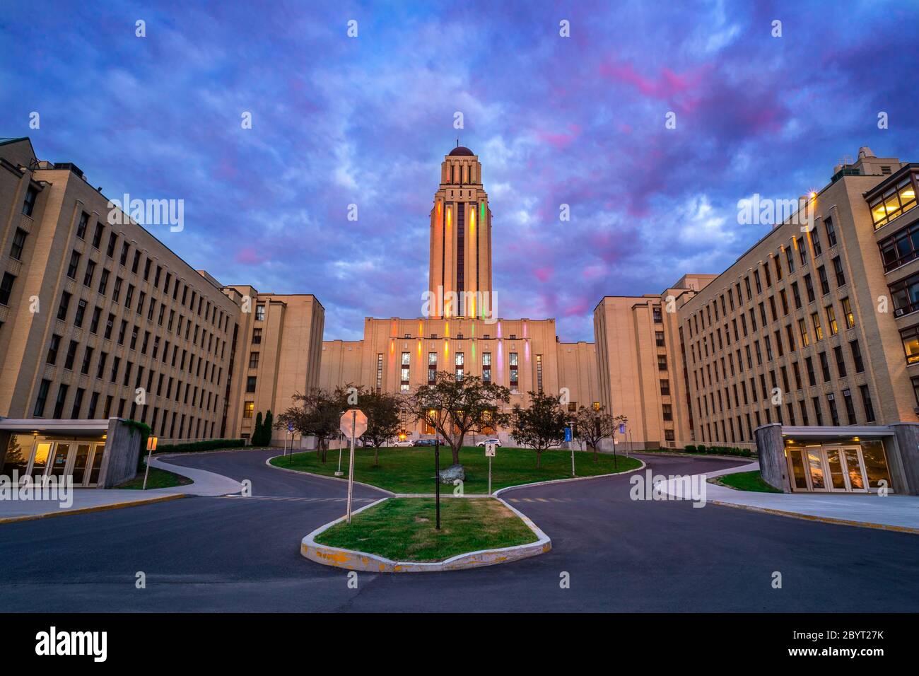 Das ikonische Gebäude der Universität von Montreal befindet sich in der Silhouette des Sonnenuntergangs Stockfoto