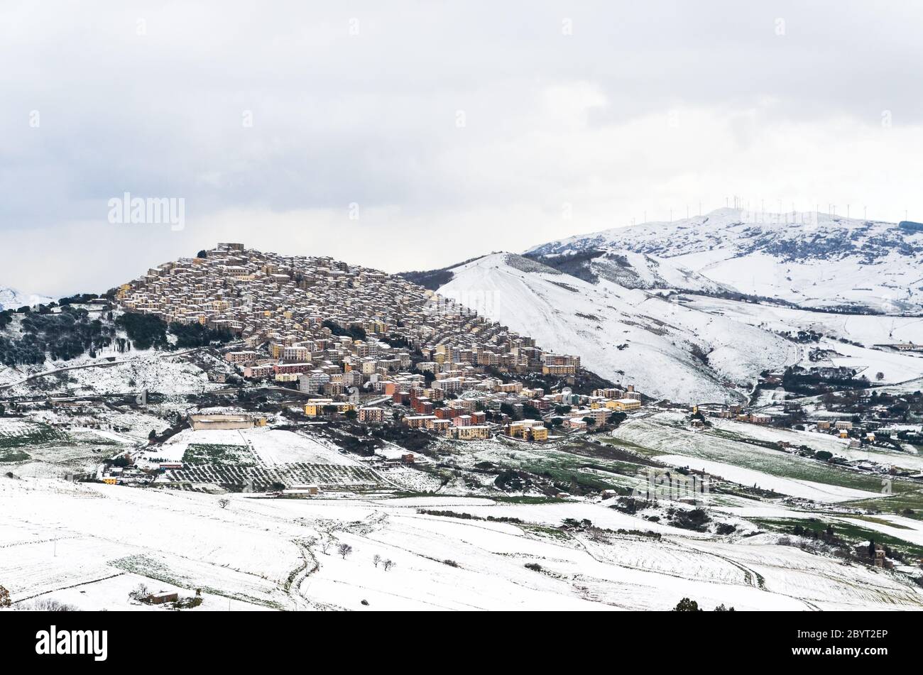 Winterlandschaft mit Schnee über Gangi und Geraci Siculo in den Bergen bei Catania, Sizilien, Italien Stockfoto