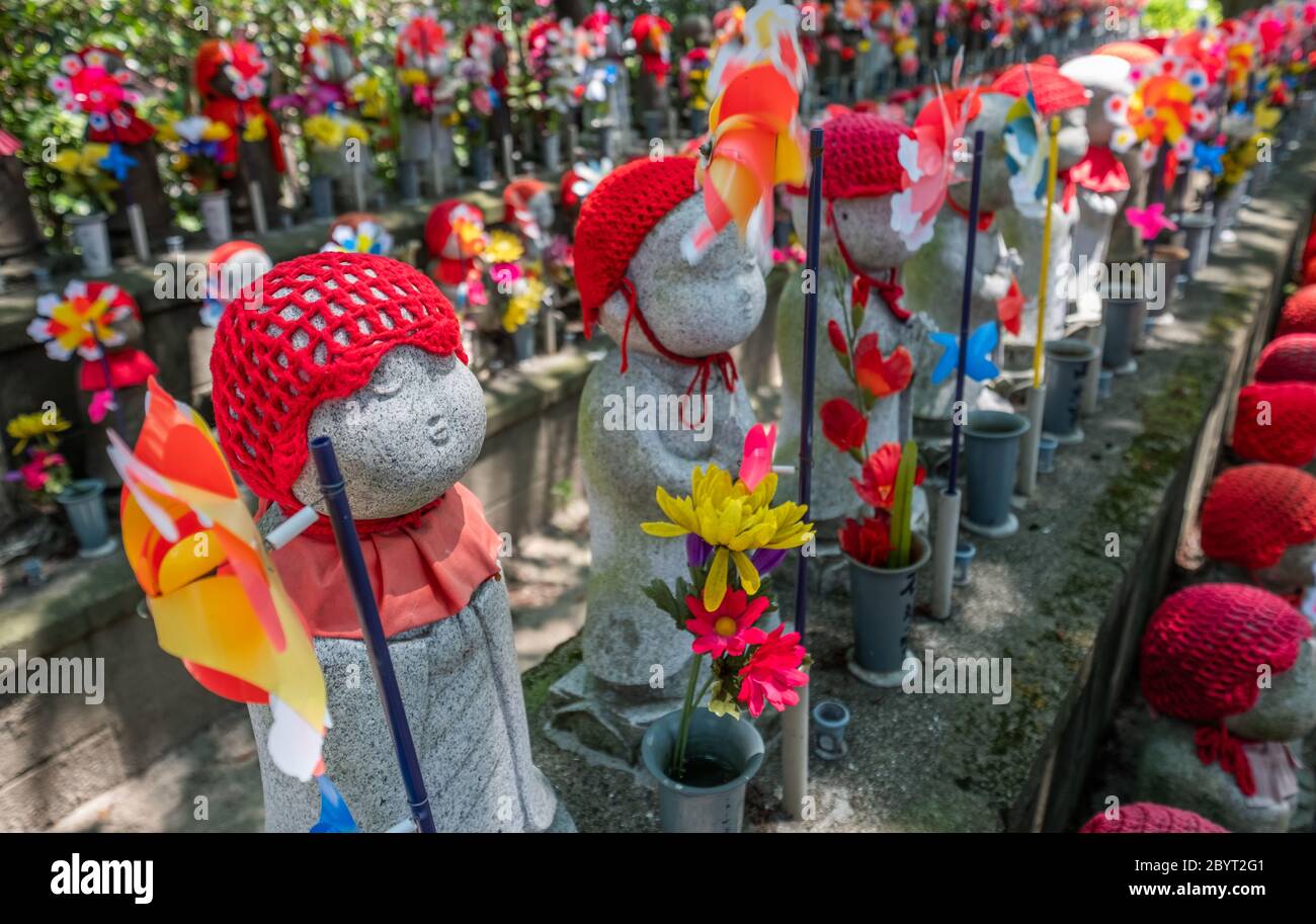 Verzierte Steinstatuen von Kindern, die ungeborene Kinder im buddhistischen Tempel Zozoji, Tokio, Japan darstellen Stockfoto