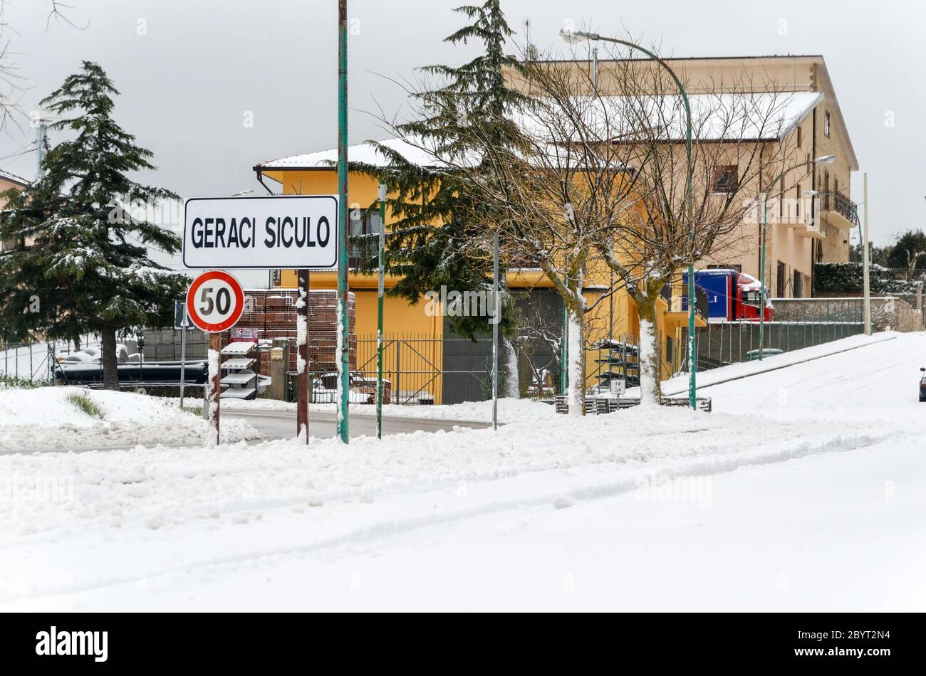 Winterlandschaft mit Schnee über Gangi und Geraci Siculo in den Bergen bei Catania, Sizilien, Italien Stockfoto
