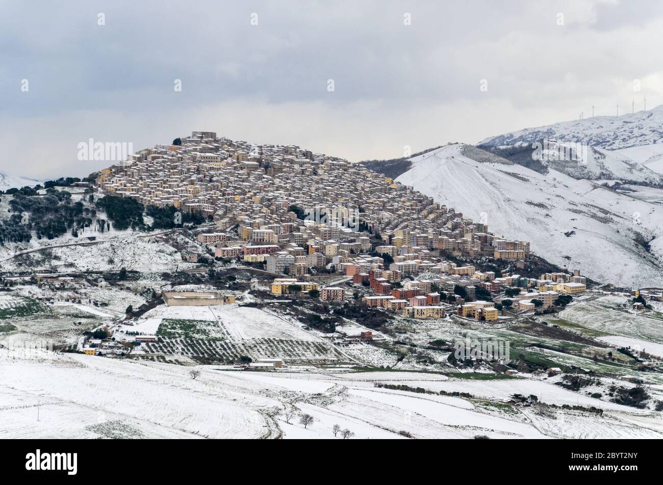 Winterlandschaft mit Schnee über Gangi und Geraci Siculo in den Bergen bei Catania, Sizilien, Italien Stockfoto
