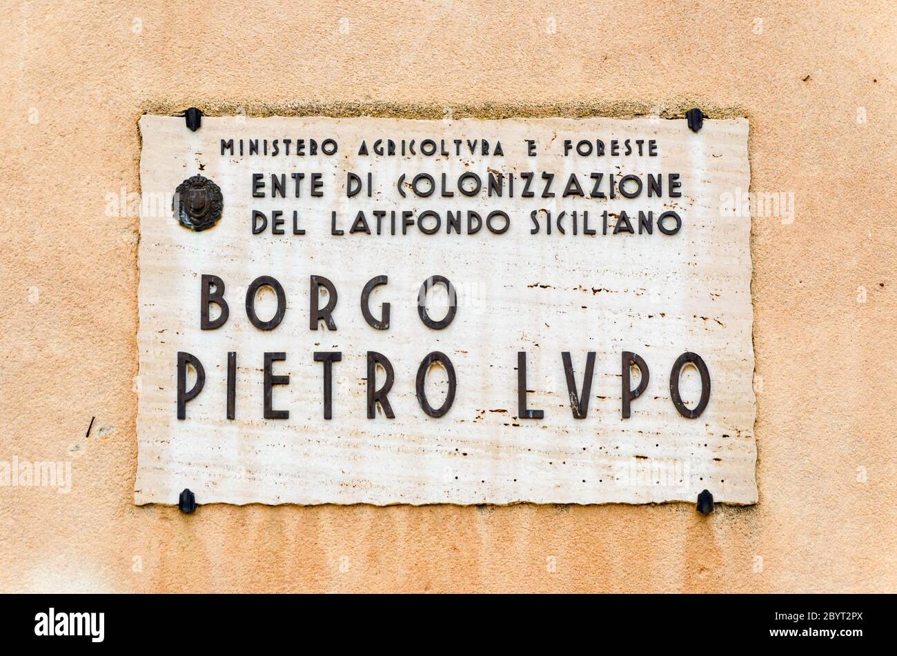 Verlassene Dorf von Borgo Pietro Lupo, in der Landschaft von Sizilien, Italien Stockfoto