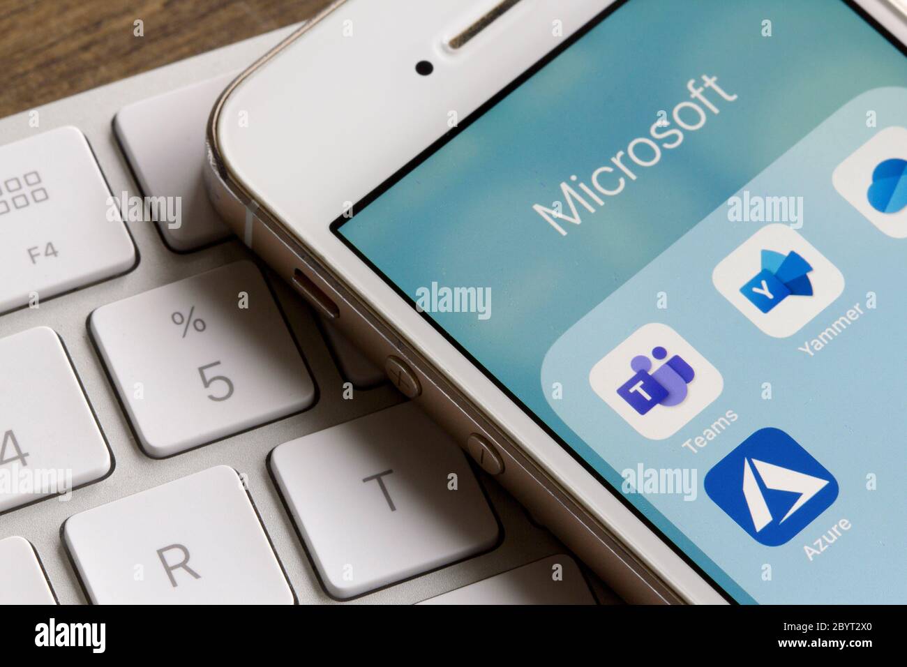 Das Symbol für die mobile App von Microsoft Teams wird auf einem Smartphone zusammen mit anderen Microsoft-Anwendungen angezeigt. Stockfoto