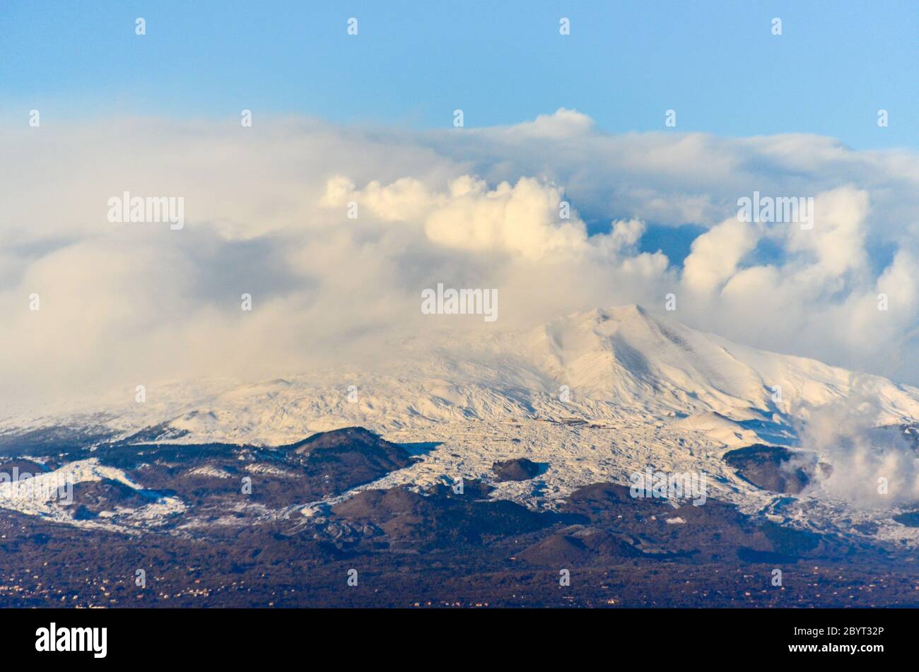 Schnee auf dem Ätna Stockfoto