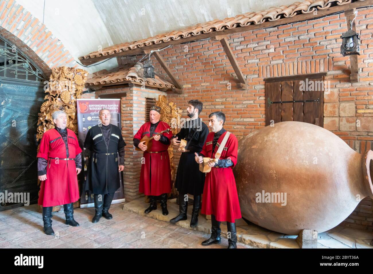 Kacheti, Georgien - Oktober 2019: Georgische Volksmusiker treten in der Khareba Winery auf. Khareba ist ein beliebtes Weingut für Touristen Stockfoto