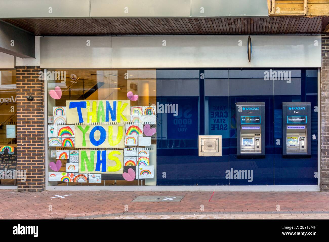 Großes Dankeschön-NHS-Poster im Fenster der Barclays Bank in King's Lynn High Street. Stockfoto