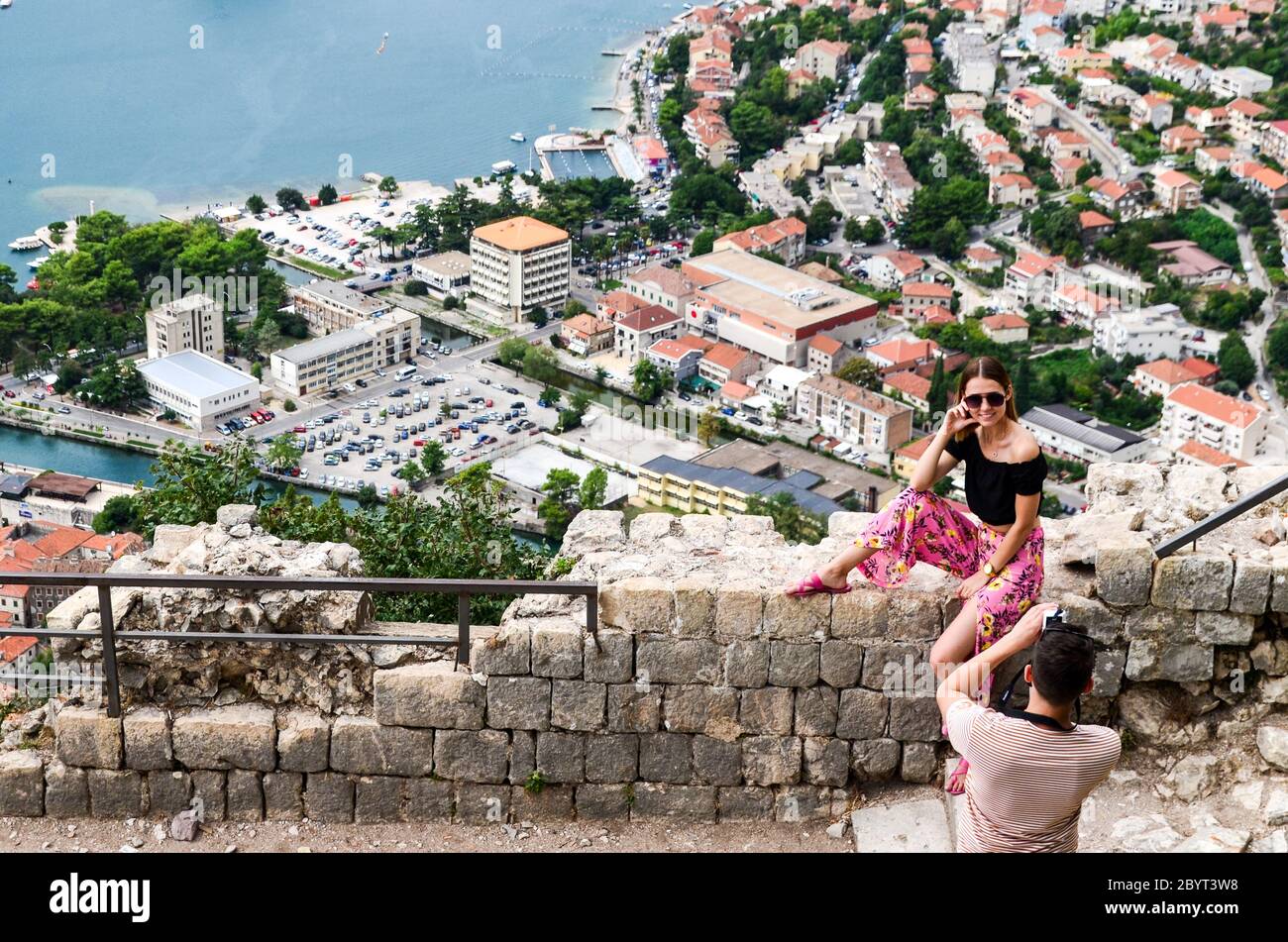 Frau posiert für ein Foto in der Bucht von Kotor, Montenegro Stockfoto