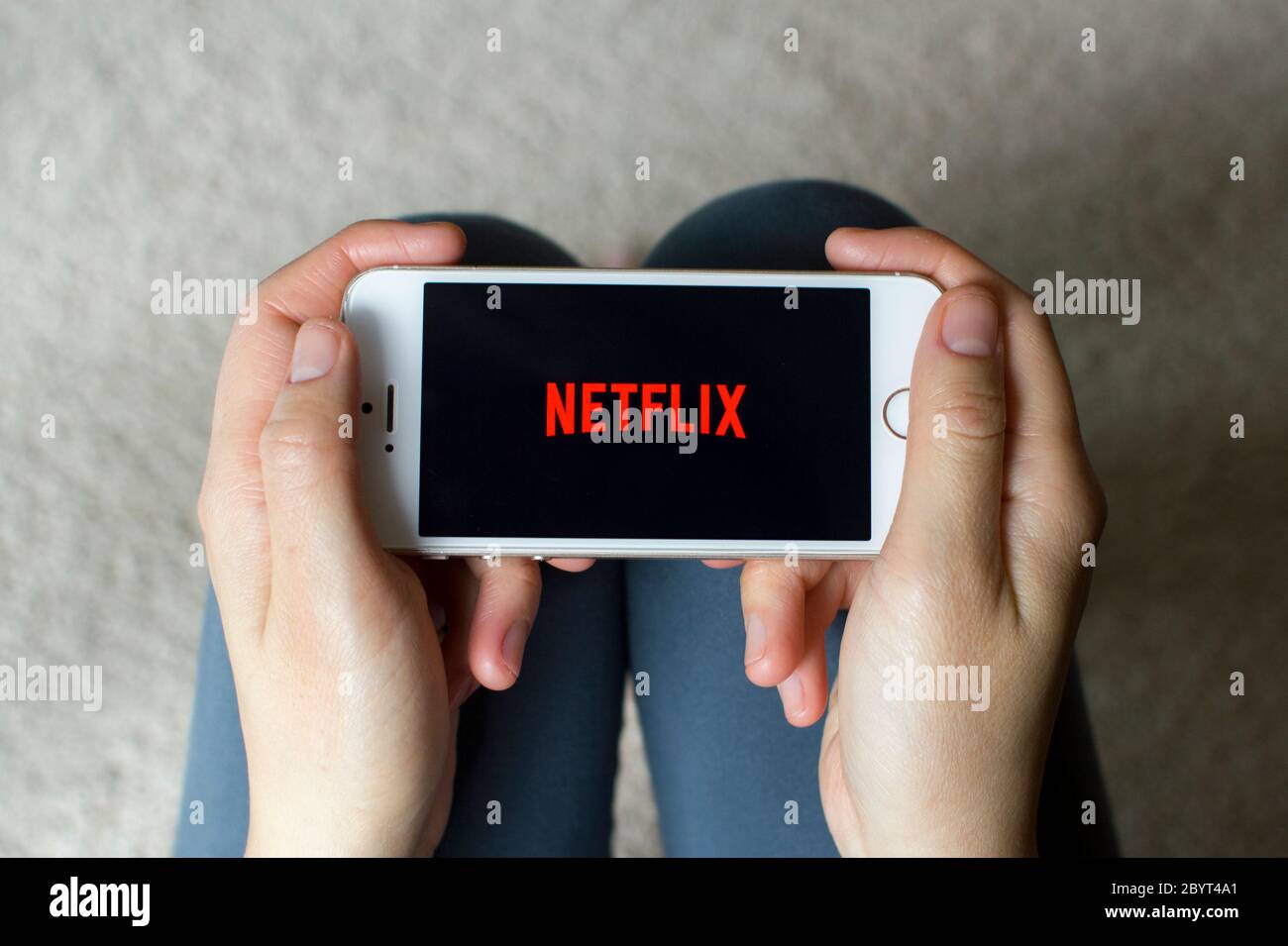 Netflix Mobile App wird auf einem iPhone gestartet. Stockfoto