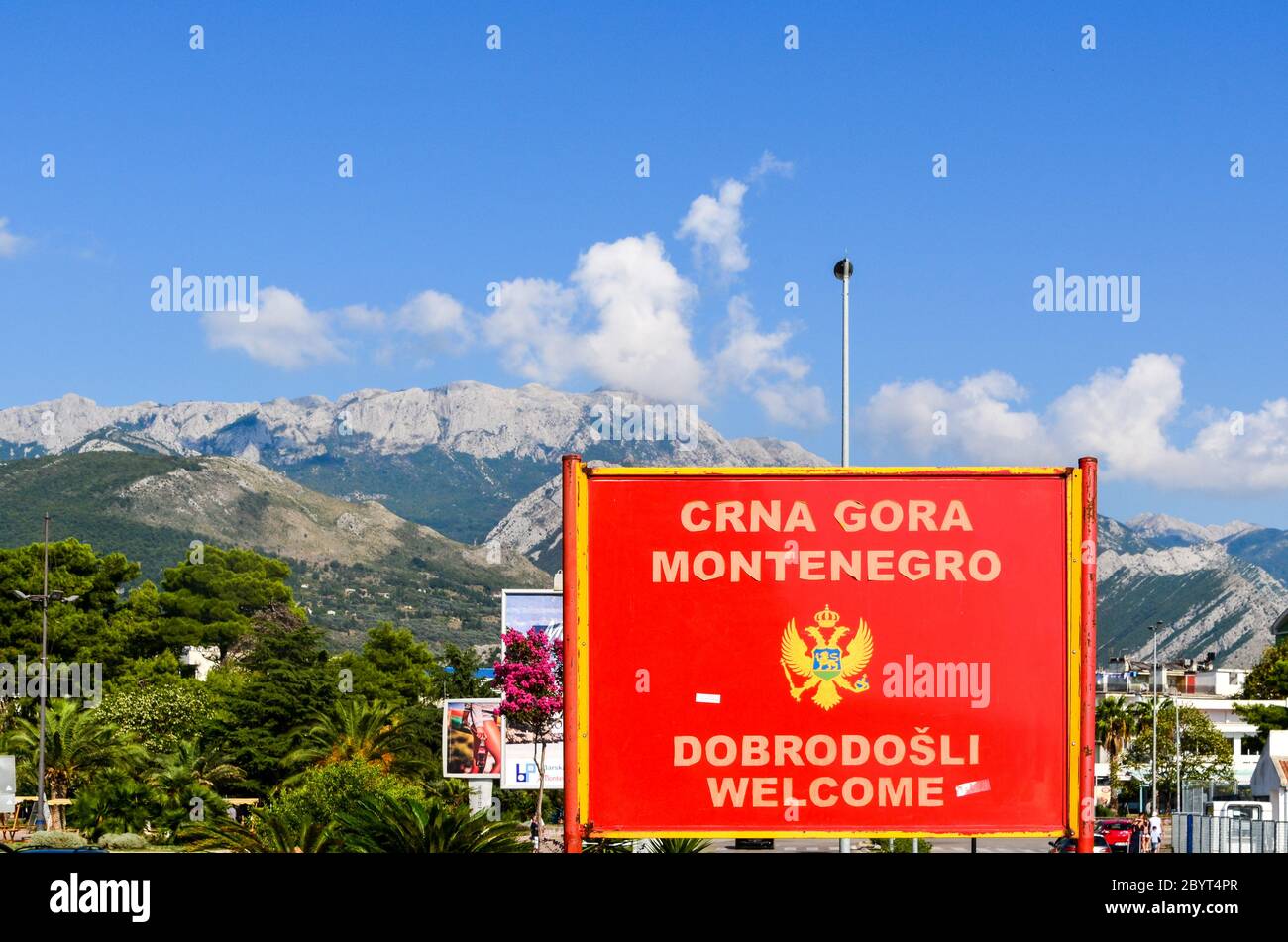 Willkommensschild in Montenegro (CRNA GORA) Stockfoto