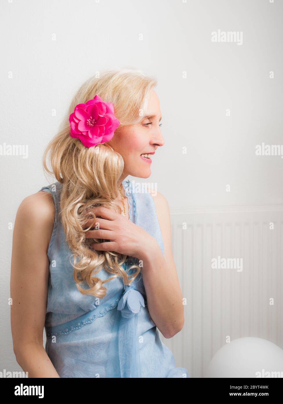 Vertikales Porträt einer anspruchsvollen blonden Frau in einem stilvollen Zuhause Stockfoto