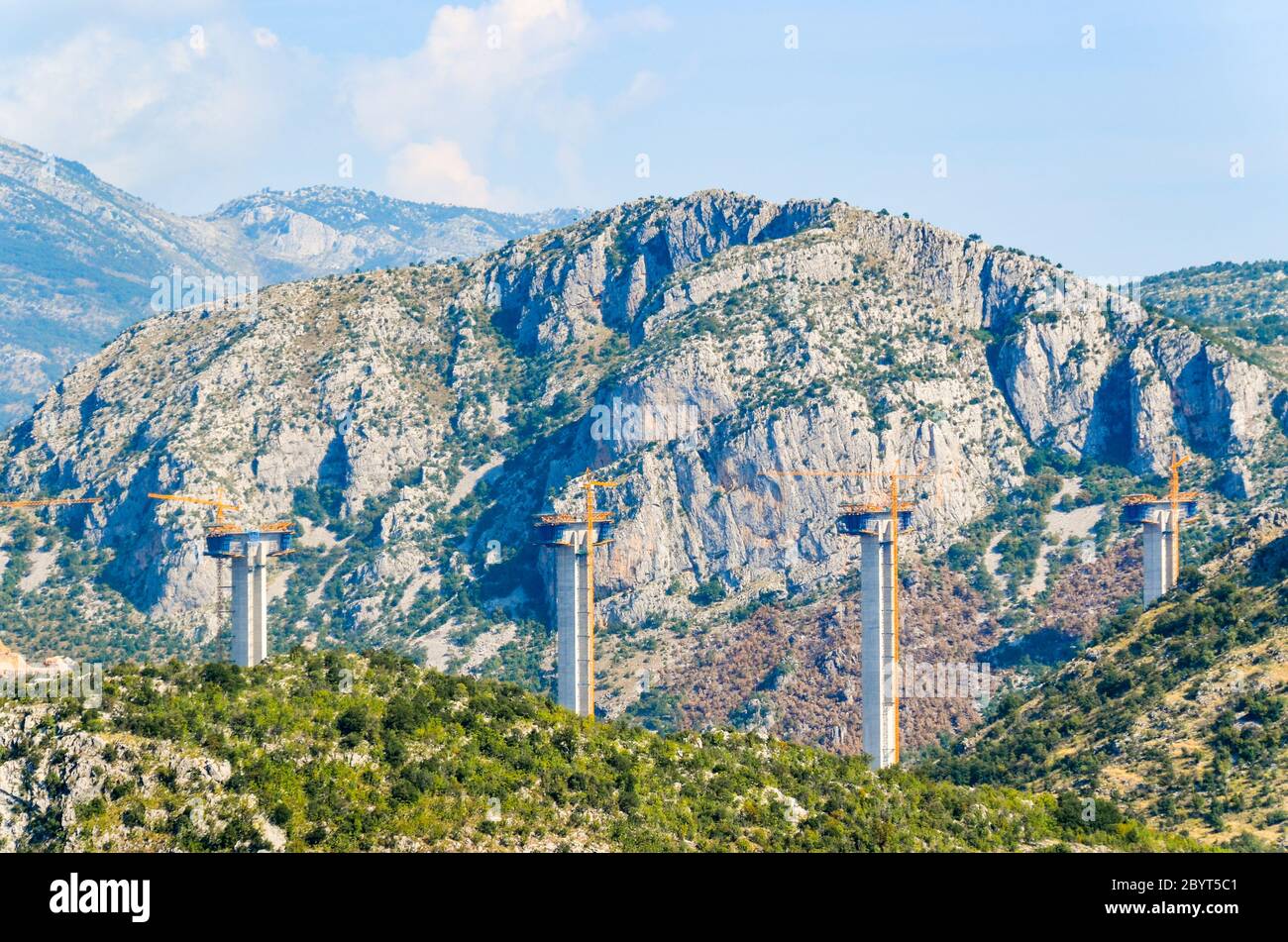 Montenegro: Viadukt über der Schlucht des Flusses Moraca. Die von China unterstützte Autobahn in Montenegro wird von der Chinese Road and Bridge Corporation (CRBC) gebaut. Stockfoto