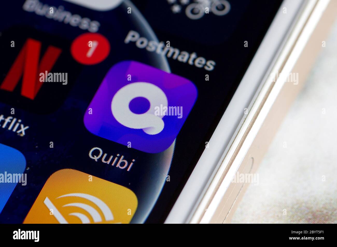 Das Quibi Mobile App Icon wird auf einem Smartphone angezeigt. Quibi ist eine kommende mobile App, die eine Vielzahl von ursprünglichen Kurzfilm-und Shows hostet. Stockfoto