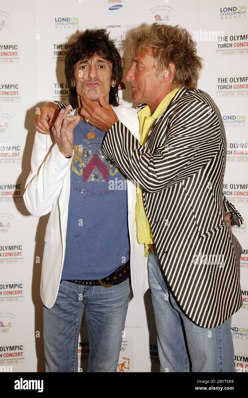 Rod Stewart & Ronnie Wood bei der Eröffnung des Olympischen Fackellauf-Konzerts in London 2004 Stockfoto