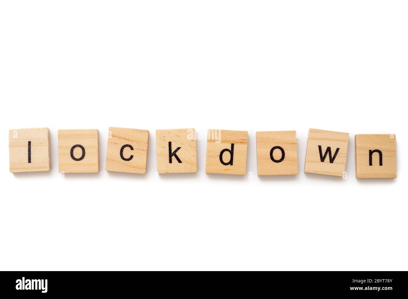 Holz Buchstaben Fliesen Schreibweise Wort LOCKDOWN isoliert auf einem weißen Hintergrund Stockfoto