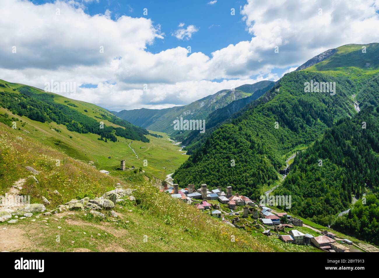 Svaneti Berg- und Dorflandschaft an der Trekking- und Wanderroute in der Nähe von Mestia Dorf in Svaneti Region, UNESCO-Weltkulturerbe in Georgien. Stockfoto