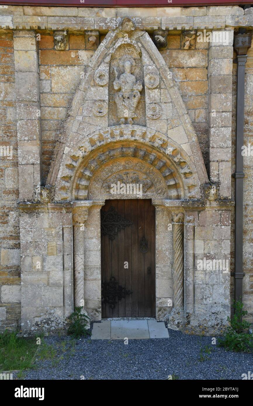 Die Kirche von All Saints Lullington nr. Frome , Somerset. Die Normannische Nordtür mit einem Tympanon, das den Baum des Lebens, drei Orden der Decorati enthält Stockfoto