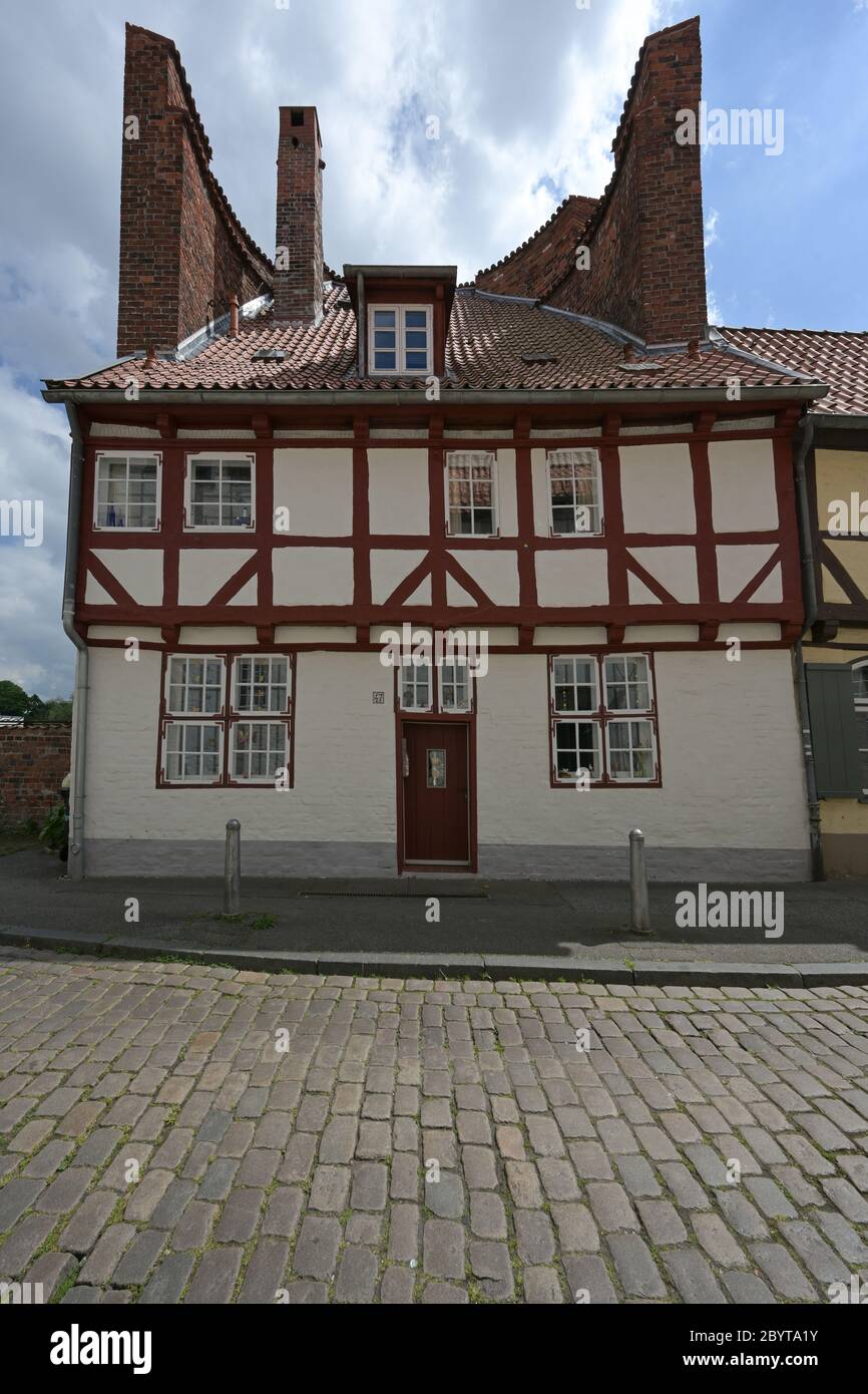 Halbturm aus dem 13. Jahrhundert in der ehemaligen Stadtmauer mit später hinzugefügter Fachwerkhaus in der Altstadt der hansestadt Lübeck, Deutschland, Stockfoto