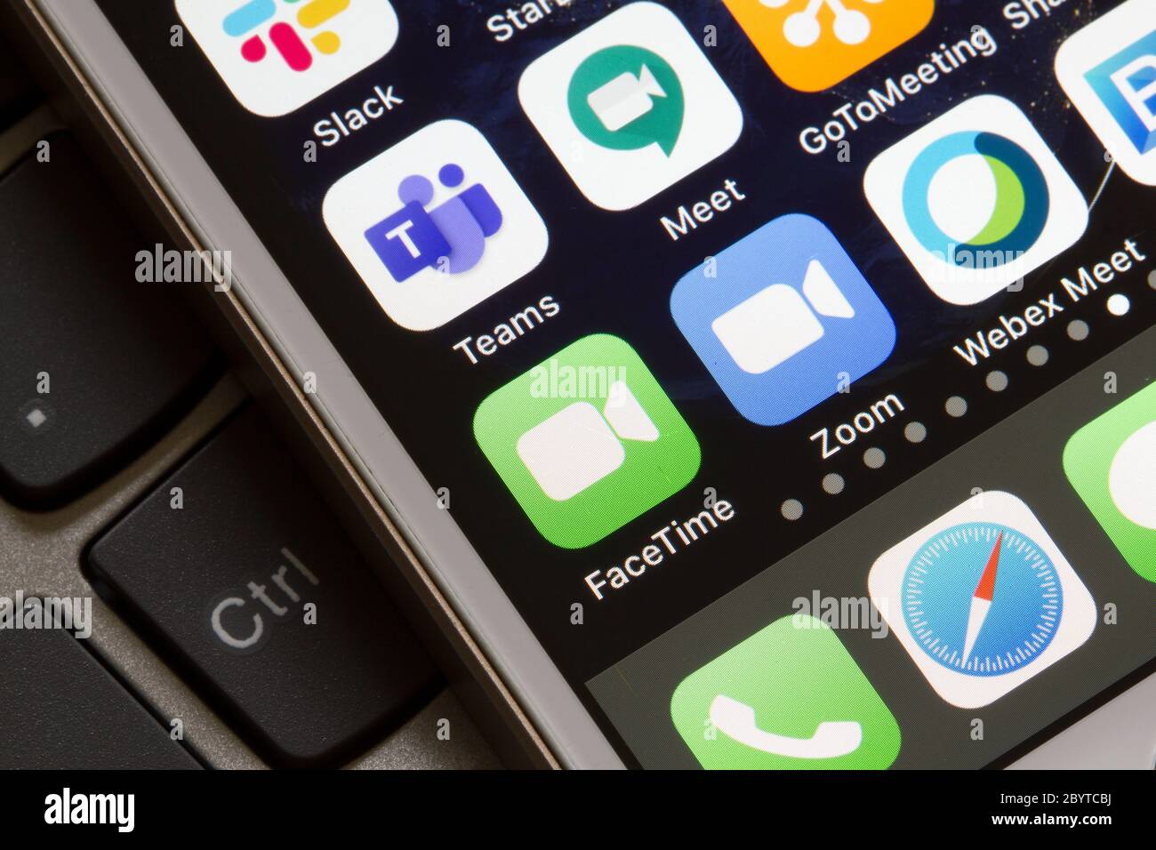 Mobile App-Icons von FaceTime, Microsoft Teams, Google Hangouts Meet, Zoom und Cisco WebEx Meetings werden auf einem iPhone angezeigt. Stockfoto