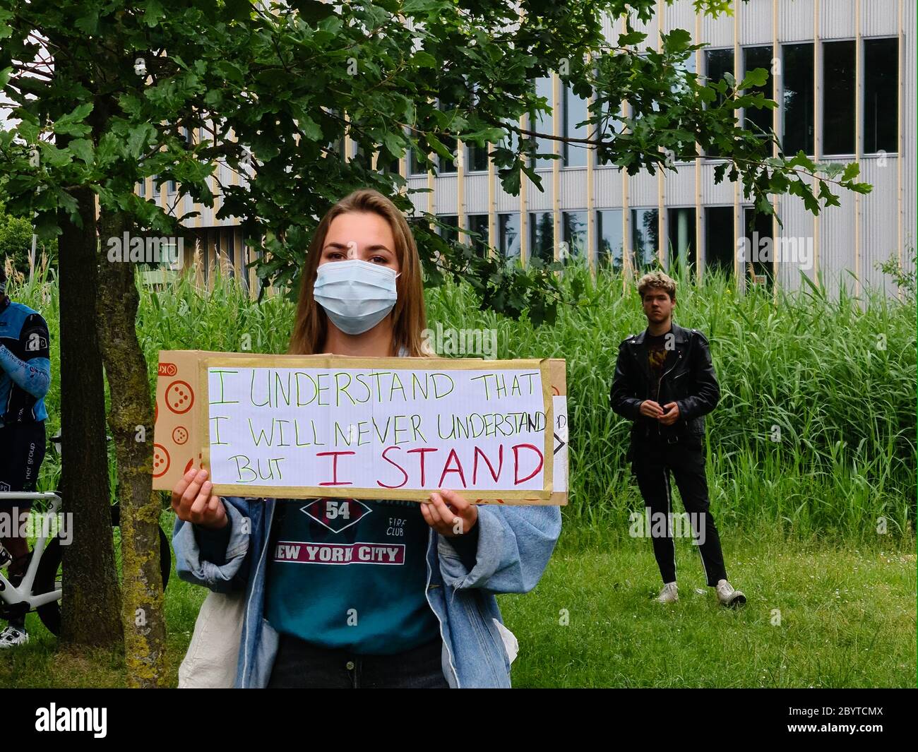 Amsterdam, Niederlande. Juni 2020. Junge weiße weibliche Manifestierin, die ein Zeichen 'Ich verstehe, dass ich nie verstehen werde, aber ich stehe' hält. Schätzungsweise 11.500 Teilnehmer versammelten sich friedlich im Nelson Mandela Park zur zweiten Black Lives Matter-Manifestation in Amsterdam. Dieses Treffen wurde von den Bewohnern des Bijlmer, dem Bezirk mit der größten Bevölkerung von Afro-Niederländisch in Amsterdam organisiert. Seit Jahrzehnten sind Mitglieder der schwarzen Gemeinschaft in der Bijlmer Opfer von Diskriminierung, Repression und Rassismus. Kredit: Steppeland/Alamy Live News Stockfoto