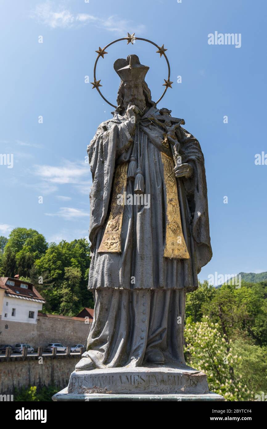 Statue des Hl. Johannes von Nepomuk auf der Kapuzinerbrücke in Skofja Loka, Slowenien Stockfoto