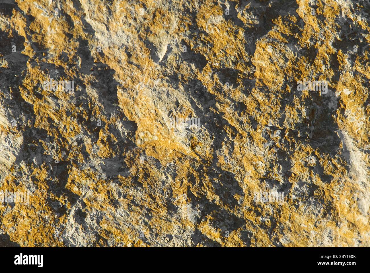 Stapel von Kalkstein. Große zerkleinerte Kalkstein. Kalkstein Textur. Stockfoto