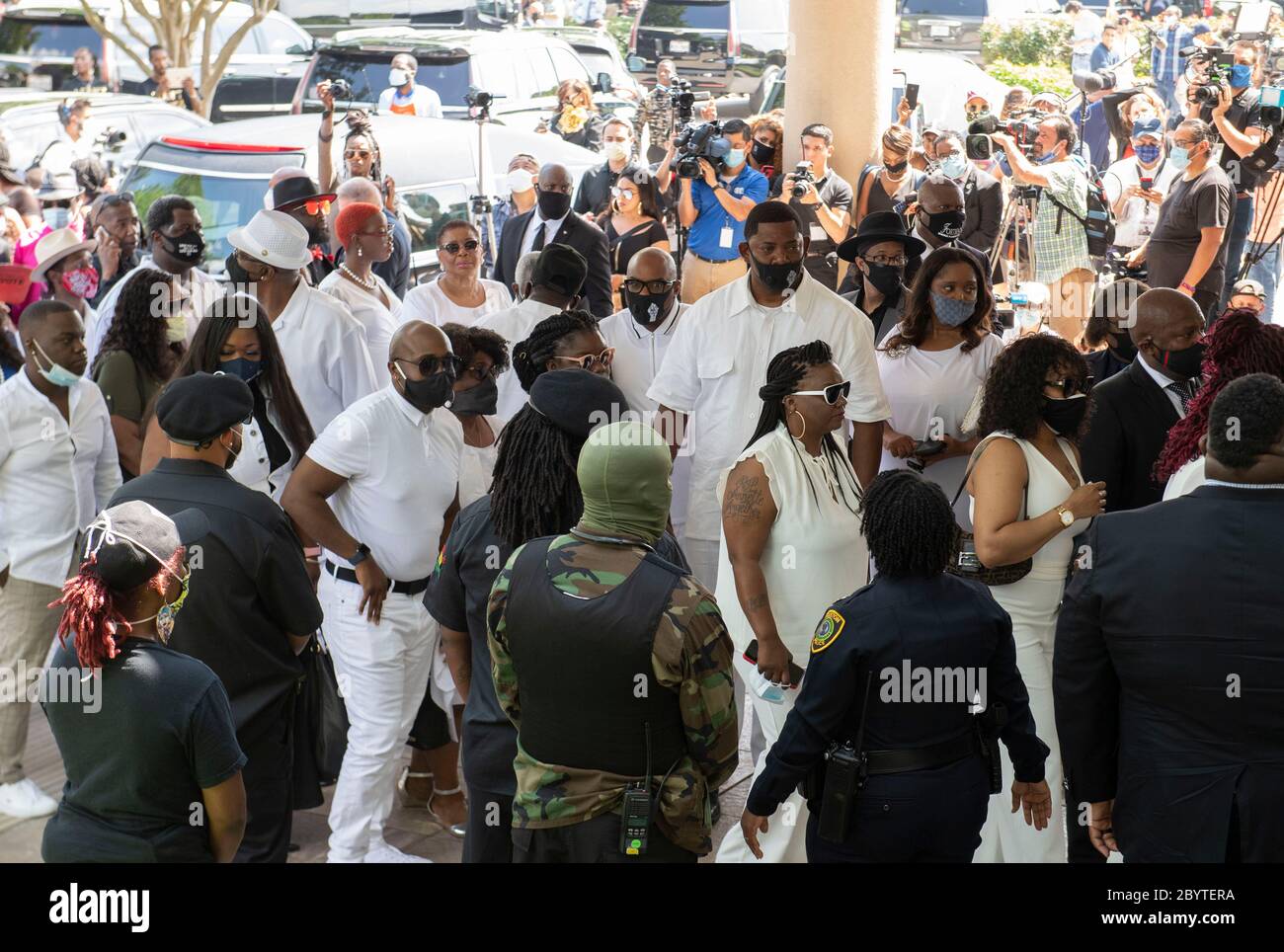 Familienmitglieder von George Floyd geben Kirche für seine Beerdigung in der Vorstadt Houston. Floyds Tod durch einen weißen Polizisten löste weltweit Proteste aus Stockfoto