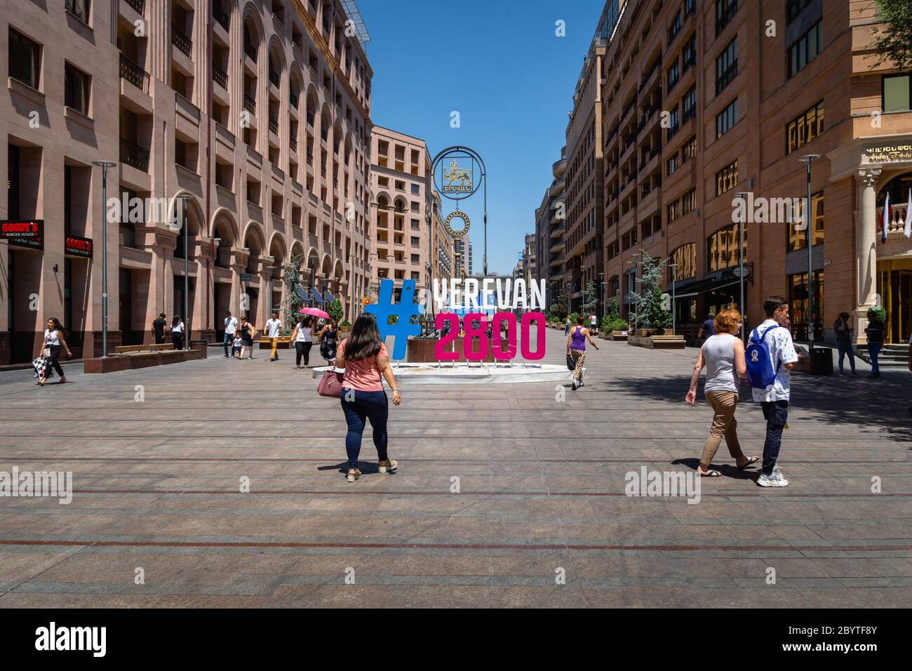 Yerevan, Armenien - Juli 2019: Yereven Innenstadt Haupteinkaufsstraße mit Blick auf das Denkmal. Stockfoto