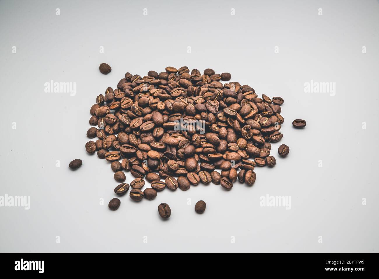 Nahaufnahme von gerösteten Kaffeebohnen isoliert auf weißem Hintergrund mit Kopierfläche Stockfoto