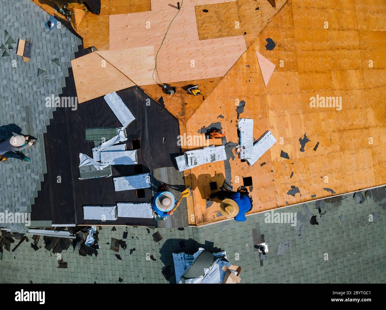 Reparatur des Dachdeckeldeckels: Beschädigte Schindeln ersetzen Stockfoto