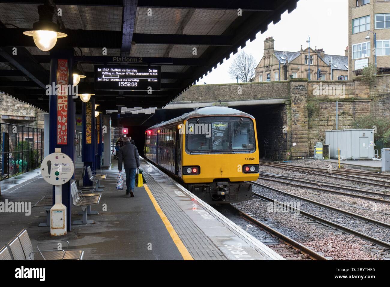 Ein Pacer Diesel Personenzug am Huddersfield Bahnhof Stockfoto