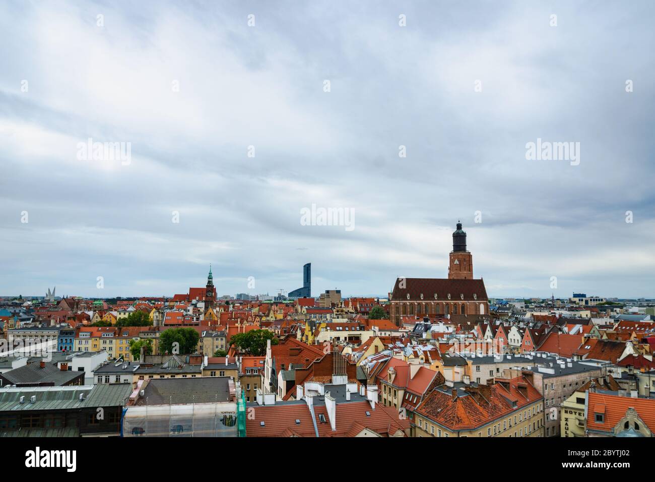 Wroclaw Stadt Luftaufnahme im Sommer. Luftaufnahme der Stadt einschließlich der Altstadt von Breslau, Polen Stockfoto