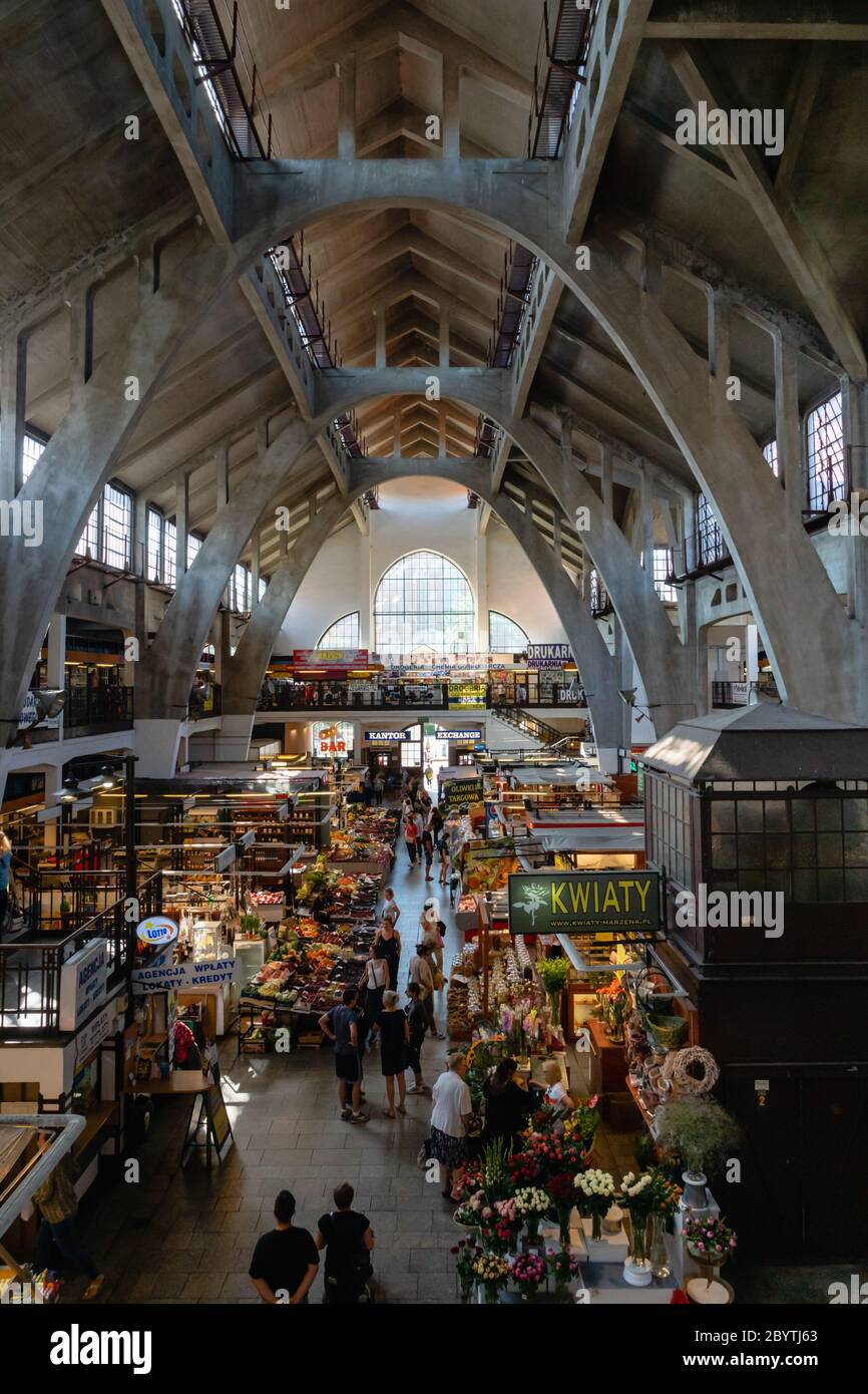 Breslau, Polen - August 2019: Breslauer Markt Hall Architektur-Shop - Indoor-Lebensmittelmarkt im Stadtzentrum von Breslau, in der Nähe Piaskowa Pier. Stockfoto