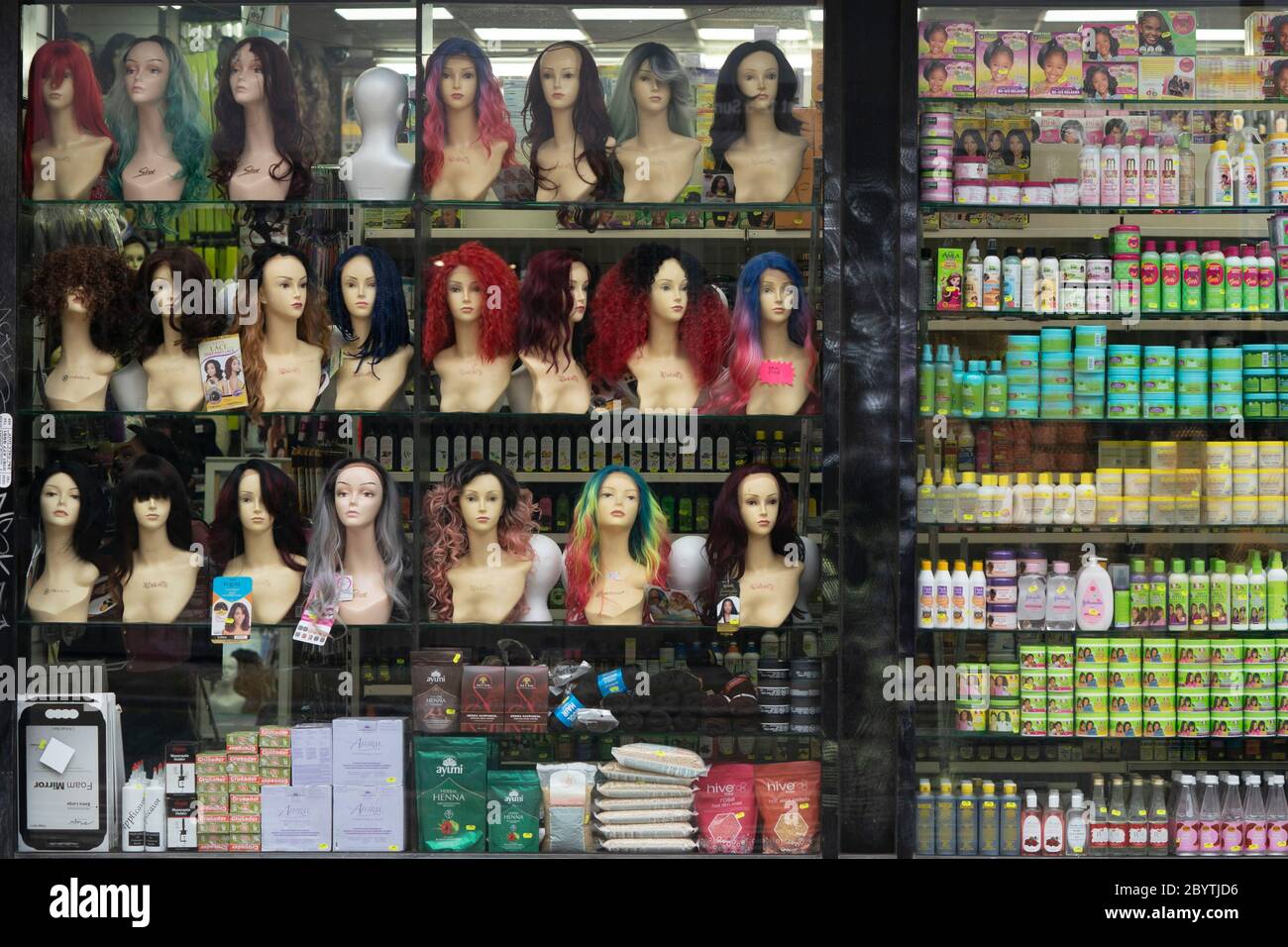Manchester, Großbritannien. Juni 2020. Perücken und Kosmetikprodukte werden in einem Schaufenster im Northern Quarter, Manchester, Großbritannien, zum Verkauf angeboten. Kredit: Jon Supe Stockfoto